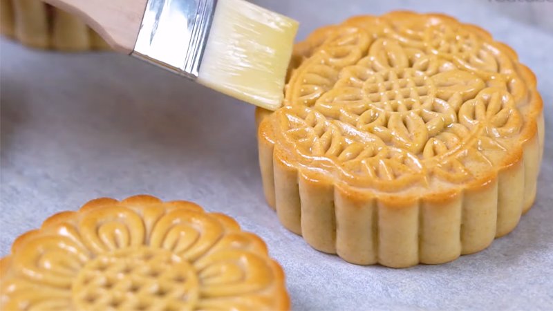 Dùng cọ quét đều 1 lớp mỏng hỗn hợp trứng lên mặt bánh