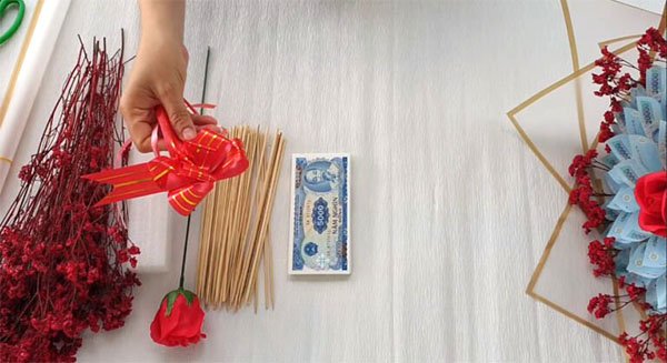 Khâu chuẩn bị bó hoa bằng tiền