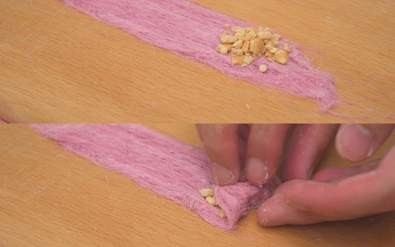 Cho vào 1 thìa cà phê đậu phộng rang giã nhuyễn vừa rồi cuộn lại