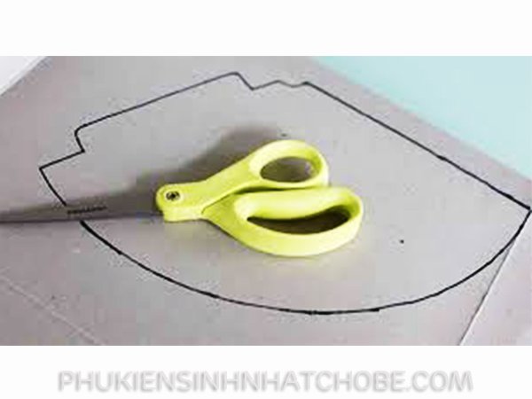 Cắt giấy bìa làm nón sinh nhật kim tuyến