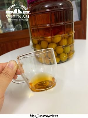 Thành phẩm rượu mơ, màu rượu trong vắt, bình rượu mơ không bị nổi váng
