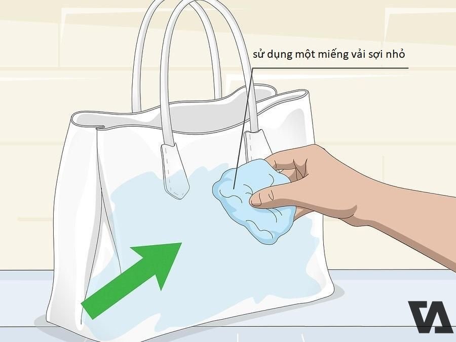 Sử dụng một miếng vải sợi nhỏ để lau sạch các vết bẩn càng sớm càng tốt