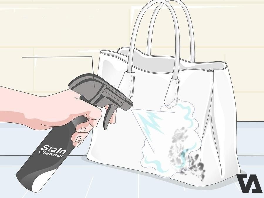 Nên vệ sinh túi da màu trắng thường xuyên để loại bỏ các vết bẩn