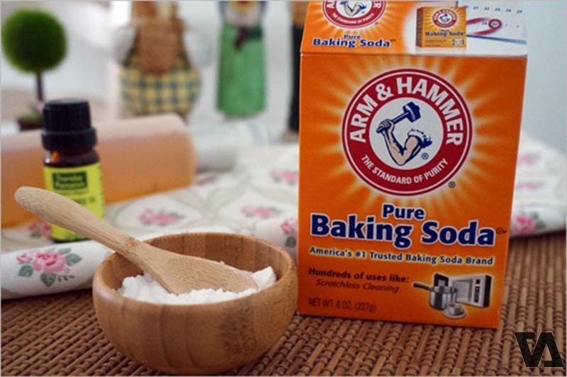 Vệ sinh túi da màu trắng cho các vết bẩn cứng đầu với Baking Soda