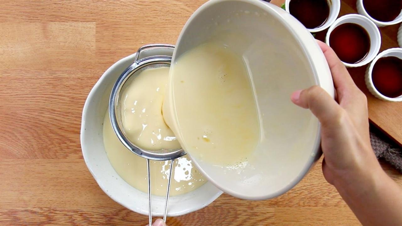 Loại bỏ bọt khí và các phần trứng chưa tan qua rây để bánh mềm hơn