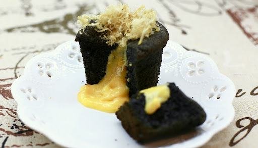 VIDEO] Cách làm cupcake trứng muối tinh than tre - Savoury Days