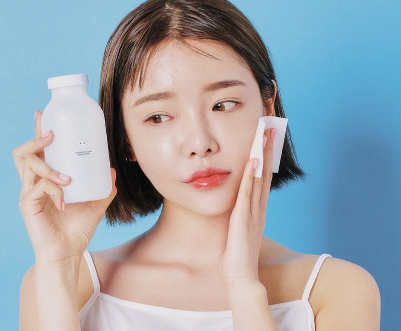 Cách trở nên xinh đẹp khi đi học phải kể đến thói quen thoa toner hoặc nước hoa hồng mỗi tối