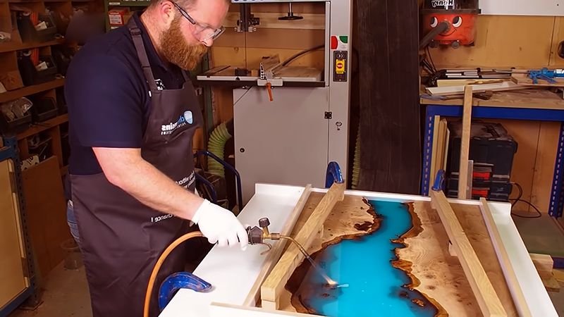 Dùng khò lửa hoặc khò nhiệt để loại bỏ bọt khí Epoxy Resin.