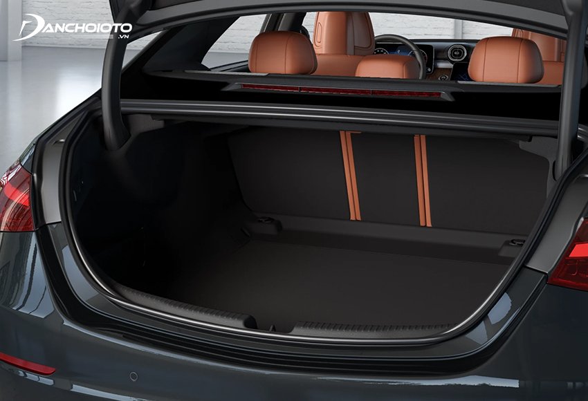 Khoang hành lý Mercedes C200 2022 vẫn giữ mức dung tích 507 lít
