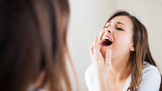 Trong thời gian sau khi nhổ răng bạn cũng không nên chọc tay, đụng, chạm vào vết thương… Tuyệt đối không được chạm tay vào vết thương sau nhổ răng