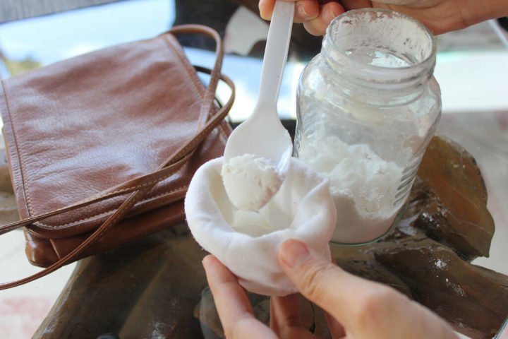 Khử mùi túi xách da bằng cách dùng bột baking soda Khử mùi túi xách da bằng cách dùng bột baking soda