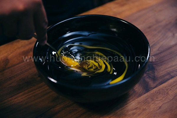 Khuấy đều hai nguyên liệu