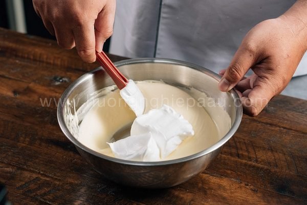 khuấy lòng trắng và lòng đỏ