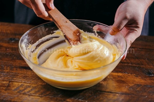 Khuấy đều cho hỗn  su kem