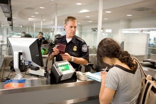 Để tránh một số rắc rối không cần thiết, bạn nên tìm hiểu kỹ kinh nghiệm khai báo hải quan khi du học Mỹ. - EduPath