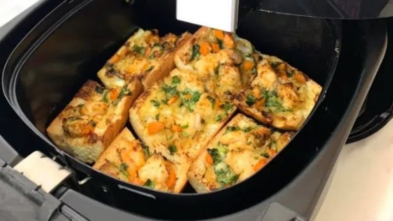 Cách làm bánh mì nướng muối ớt bằng nồi chiên không dầu Cách làm bánh mì nướng muối ớt bằng nồi chiên không dầu