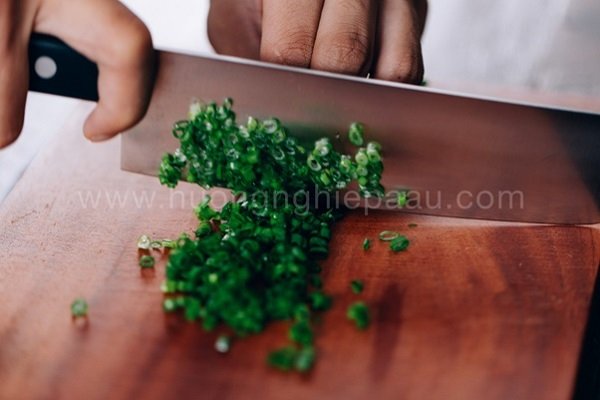 làm bánh mì nướng muối ớt