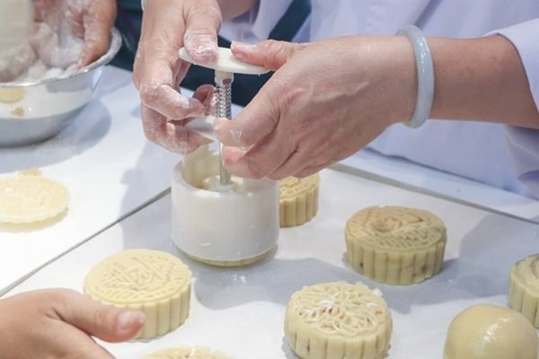 làm bánh trung thu bằng nồi cơm điện