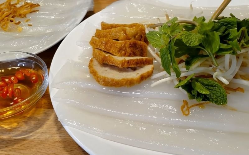Bước 6: Làm chả lụa và rau sống ăn kèm