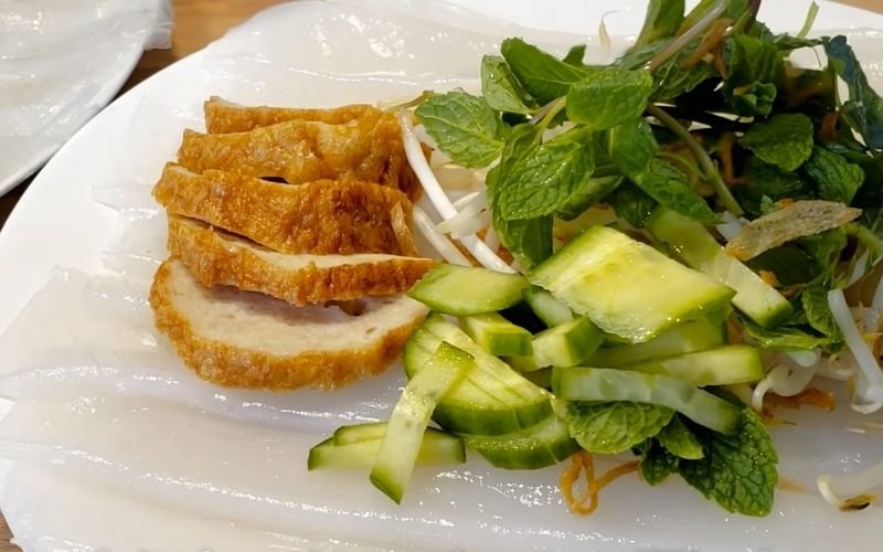 Món bánh ướt làm từ bánh tráng nóng mềm ăn kèm cùng chả lụa và rau sống ngon xuất sắc!