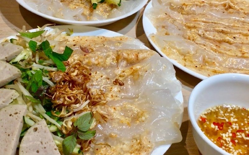 Thưởng thức bánh ướt làm từ bánh tráng