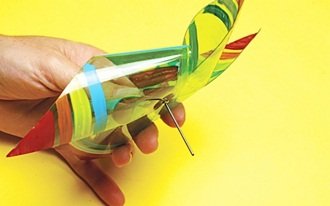 làm chong chóng từ vỏ chai cho bé