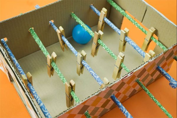 Hộp bi lắc bằng bìa cát tông giúp bé phát triển trí thông minh