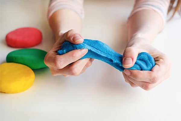 Đất sét làm từ bột mì an toàn cho bé