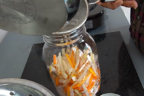 Làm đồ chua ăn kèm