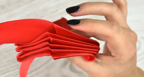 Bước 4. Cách làm hoa hồng bằng ruy băng lụa đẹp mà đơn giản