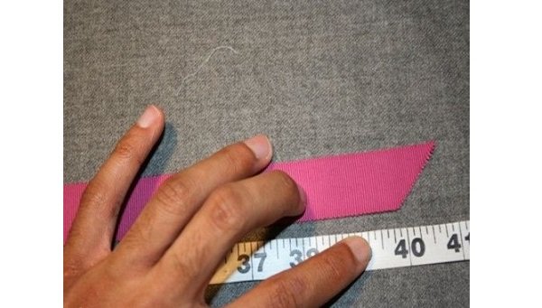 Bước 1. Cách làm hoa hồng bằng ruy băng đẹp, đơn giản