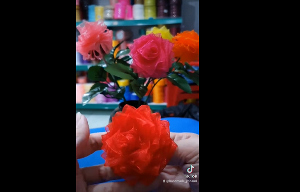Bước 3.2. Cách làm hoa hồng ruy băng voan đơn giản