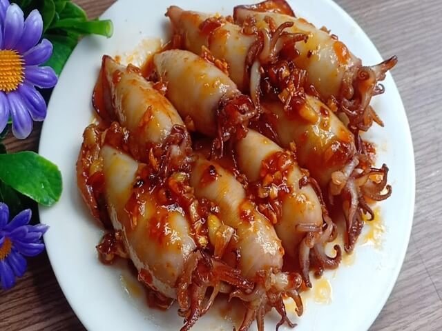 Cách nấu mực nhồi thịt rim nước dừa
