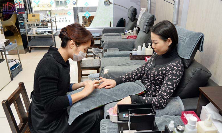 Làm nail là công việc chủ yếu mà người Việt hay làm để trang trải cuộc sống tại Mỹ