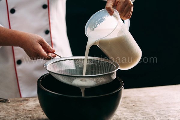 Làm nước cốt dừa ăn kèm
