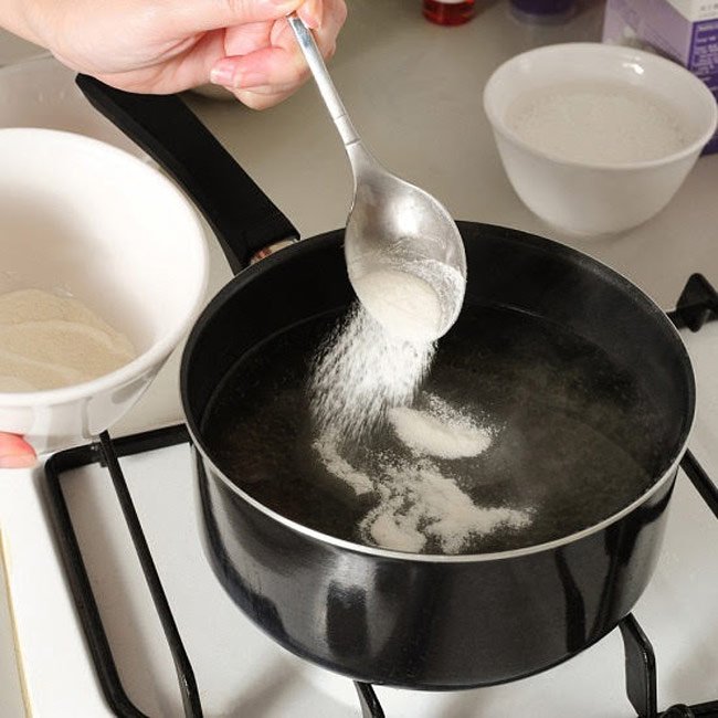 Cho các nguyên liệu vào nấu rau câu, làm rau câu