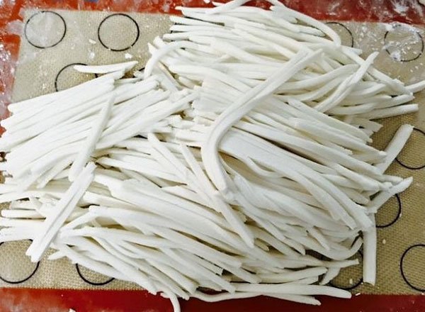 5 Cách làm sợi bánh canh bột gạo, bột mì, bột xắt tại nhà