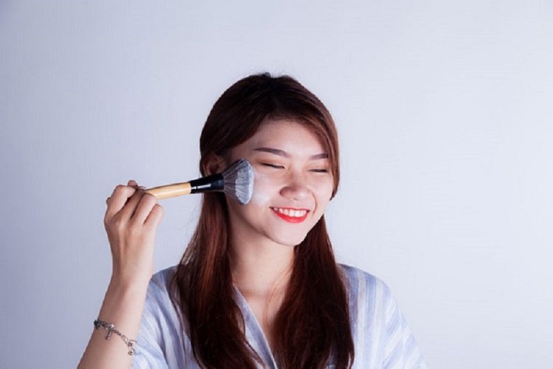 Có thể sử dụng phấn rôm để thay thế phấn phủ khi trang điểm
