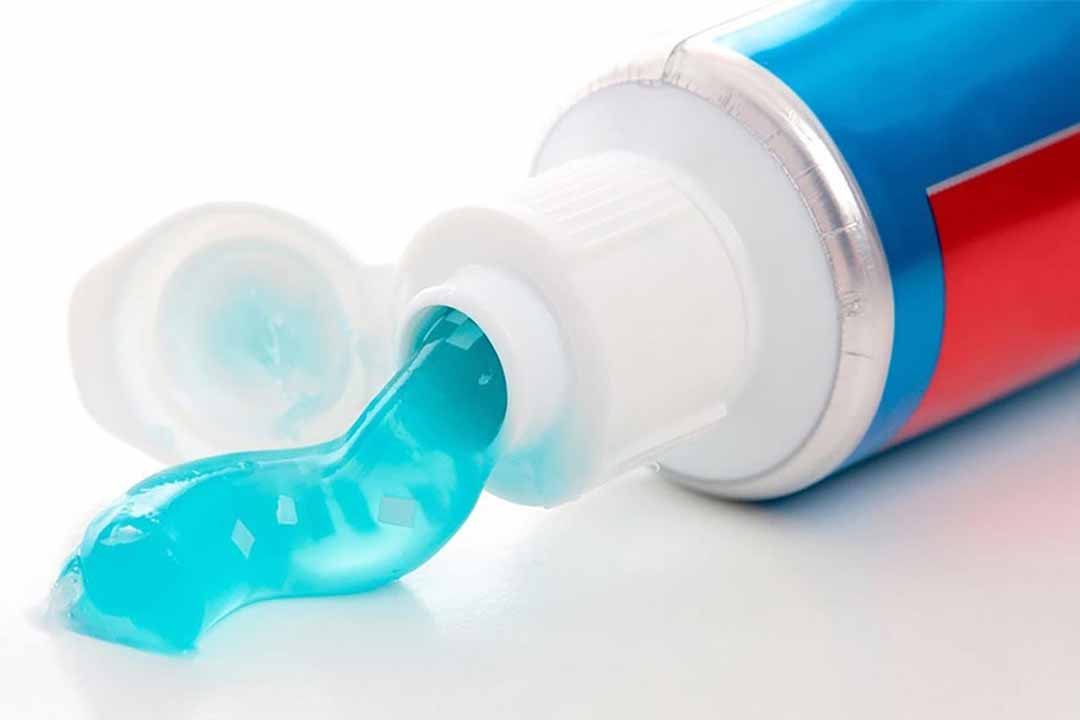 làm trắng răng bằng kem đánh răng