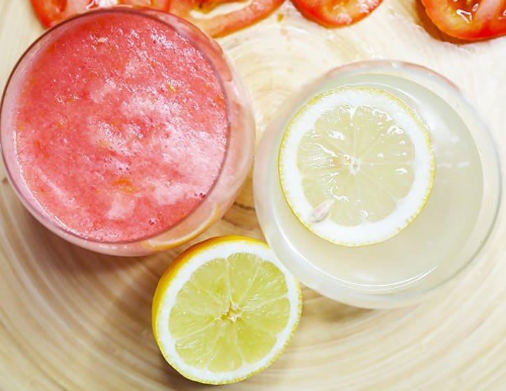 Trong nước cốt chanh chứa hàm lượng vitamin C rất cao. Thậm chí nhiều hơn cả cà chua. Do đó, khả năng làm sạch mảng bám và cặn bẩn của chanh là không còn nghi ngờ gì nữa. Cách thực hiện như sau. Vắt lấy nước cốt của một lát chanh, loại bỏ hạt. Rửa sạch một quả cà chua, loại bỏ vỏ rồi nghiền nát. Sau đó, bạn trộn đều hỗn hợp cà chua cùng nước cốt chanh. Dùng hỗn hợp này để đánh răng trong vòng 5 phút. Sau đó có thể rửa sạch với nước sạch.