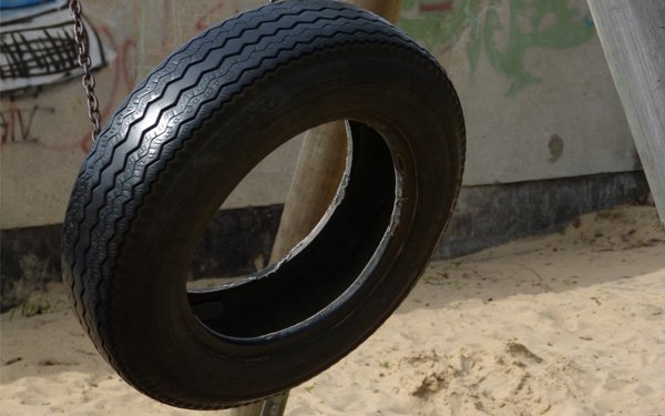 Làm xích đu bằng lốp xe khá đơn giản và dễ dàng