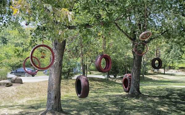 Mẫu xích đu bằng lốp xe treo trực tiếp lên cây trong vườn