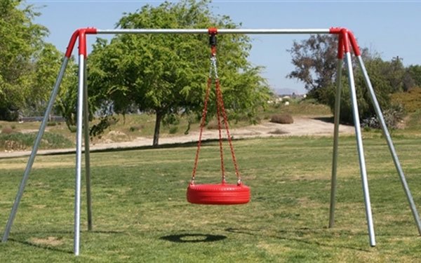 Xích đu bánh xe được treo vào khung chắc chắn