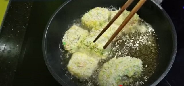 Lăn cá qua bột rồi cho vào chảo chiên vàng giòn