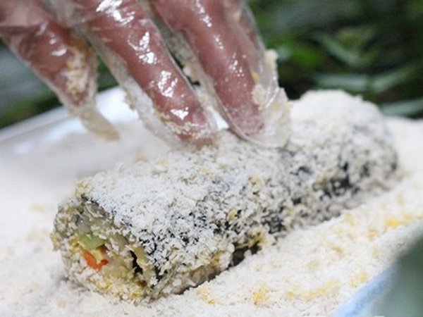 Lăn kimbap qua bột chiên xù 