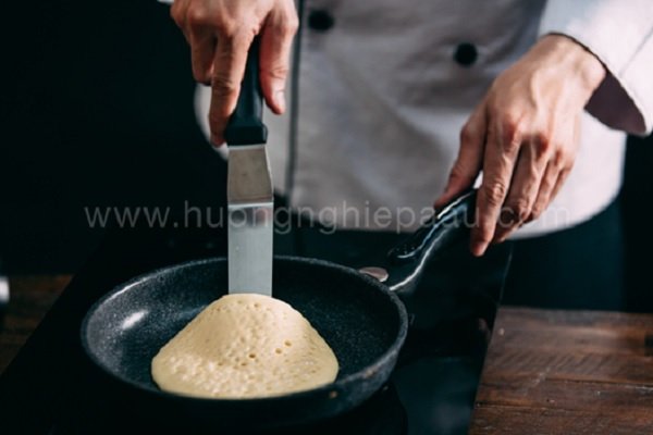 lật mặt bánh cho chín 