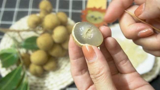 Lấy thịt nhãn, sơ chế hoa quả