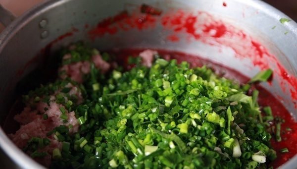 Sơ chế nguyên liệu làm nhân dồi heo