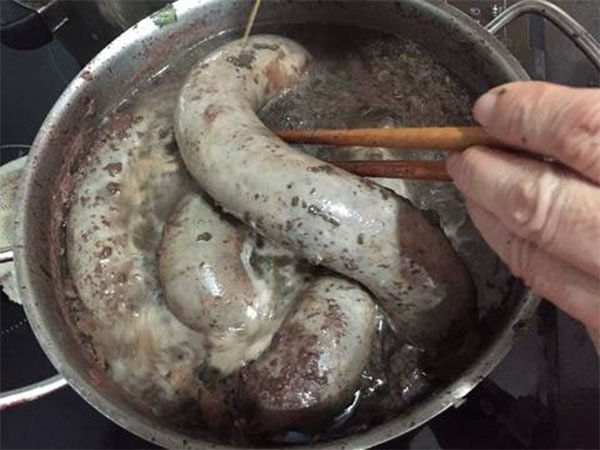  Luộc dồi heo