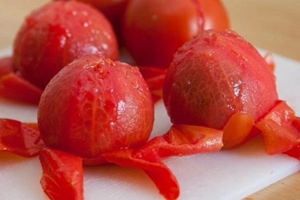 lột phần vỏ cà chua